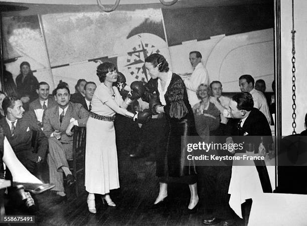 Au Trapèze Volant, un cabaret de nuit à Montparnasse, Paris, France circa 1930.