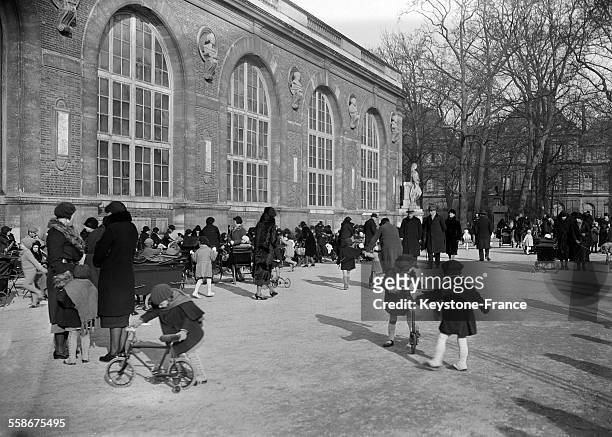 Un après-midi ensoleillé au Jardin du Luxembourg à Paris, France en 1932.