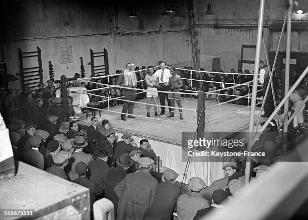 La piscine de la Porte Champerret transformée en salle de boxe, à Paris, France le 29 février 1932.