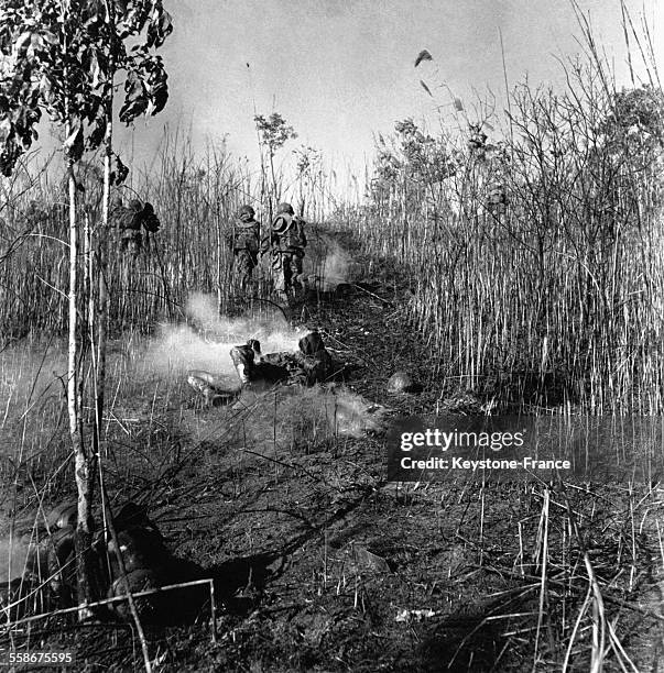 Des militaires français en reconnaissance dans la zone nord de Dien Bien Phu en 1954 au Vietnam.