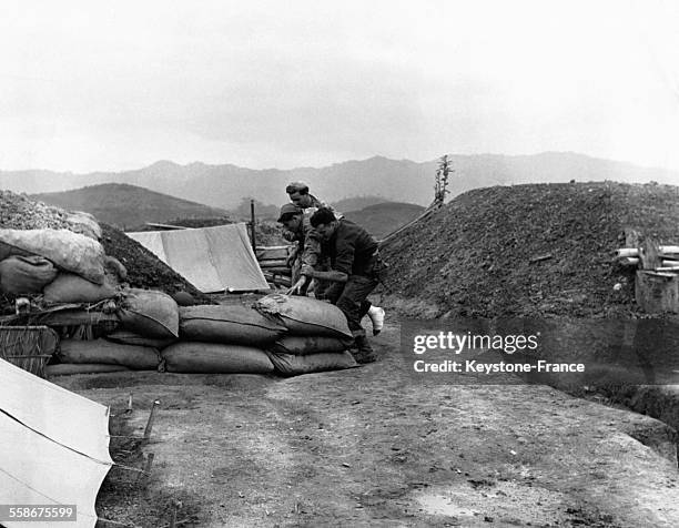 Après une intervention franco-algérienne d'envergure pour anéantir le Vietminh, les soldats blessés qui n'ont pas pu être évacués réintègrent leurs...