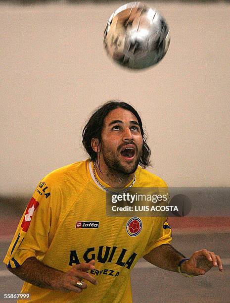 Mario Yepes, de la seleccion colombiana de futbol, domina el balon durante una practica en Barranquilla, Colombia, el 06 de octubre de 2005. Colombia...