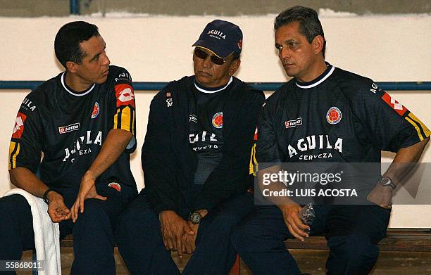 El tecnico de la seleccion colombiana de futbol, Reinaldo Rueda habla con sus asistentes Pedro Zape y Alexis Mendoza, durante una practica en...