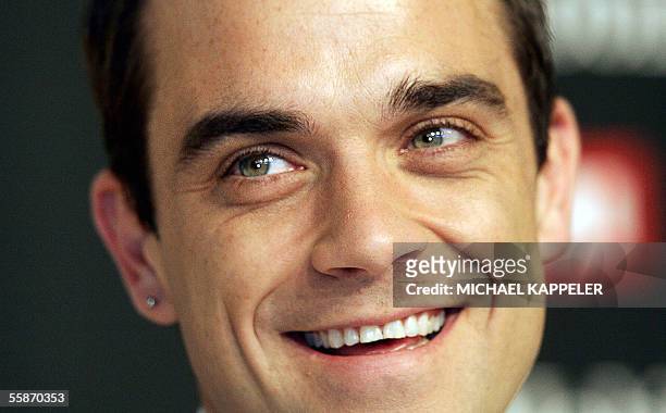 British singer Robbie Williams poses during a photocall 07 October 2005 in Berlin, for the presentation of his new album "Intensive Care". AFP PHOTO...