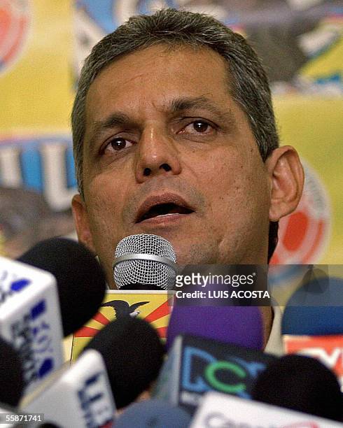 El tecnico de la seleccion Colombia Reinaldo Rueda responde preguntas durante una rueda de prensa en Barranquilla el 7 de octubre de 2005. Colombia...