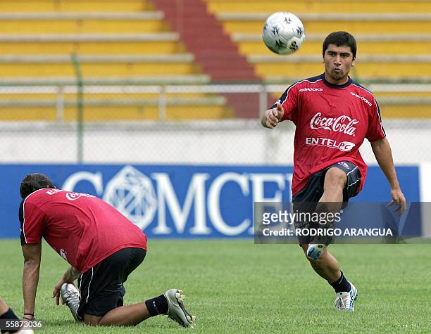 David Pizarro , volante de la seleccion chilena de futbol, entrena el 07 de octubre de 2005, en el estadio Metropolitano de la ciudad de...