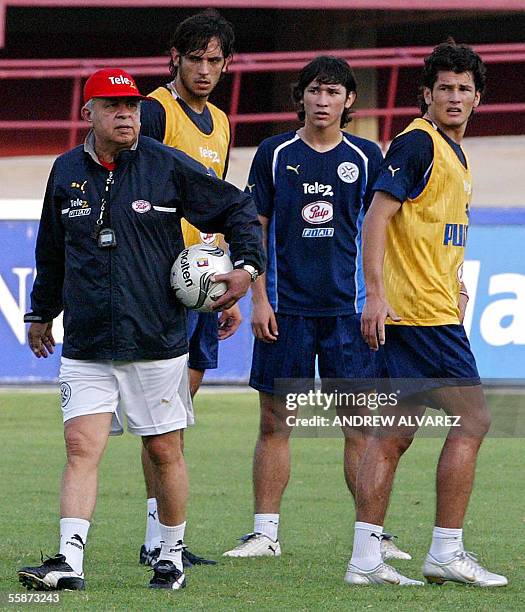 El director tecnico de la seleccion paraguaya de futbol, Anibal Ruiz da instrucciones a sus jugadores en el estadio Pachencho Romero de Maracaibo,...