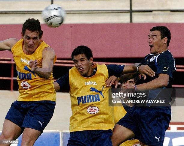Carlos Gamarra, Julio Dos Santos y Julio Manzur participan de un entrenamiento de la seleccion paraguaya de futbol en el estadio Pachencho Romero de...
