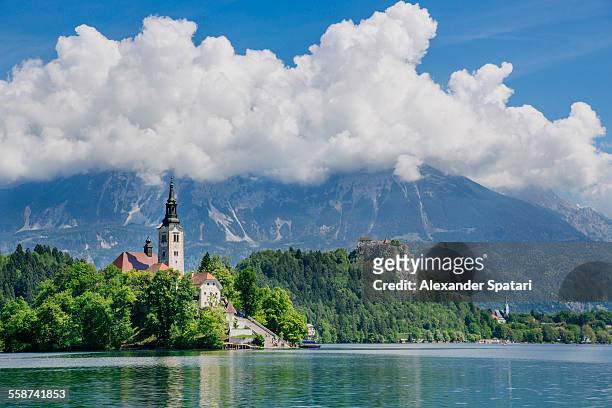 castle and mary pilgrimage church in bled, sloveni - julianische alpen stock-fotos und bilder