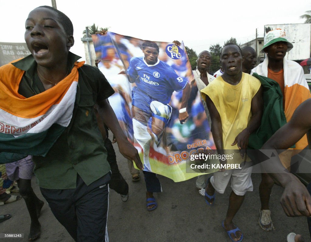 Ivorian fans jubilate with poster de Dro
