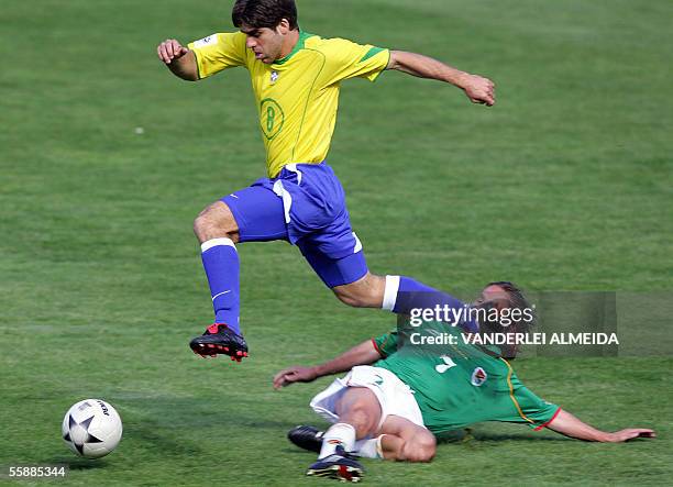 Brazilian Juninho Pernambucano vies with Bolivian forward Ruiz Dias during their FIFA World Cup Germany 2006 South American qualifying match 09...
