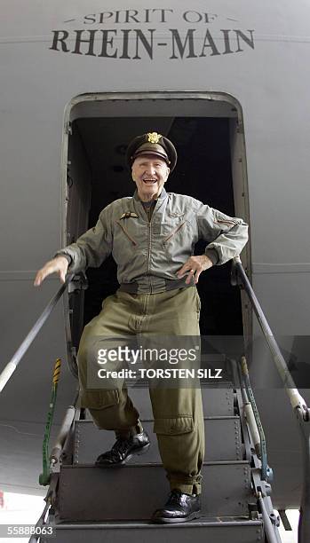 Germany: Gail S. Halvorsen, former US pilot of a so-called "Candy Bomber", stands on the gangway of a cargo airplane of the type C 17 Globemaster...