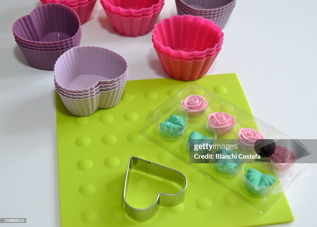 Silicone molds and flowers to decorate cupcakes