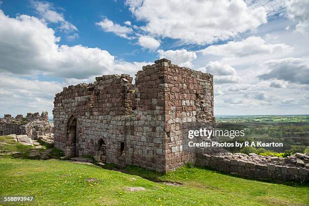 gatehouse at beeston castle, cheshire - cheshire stock-fotos und bilder