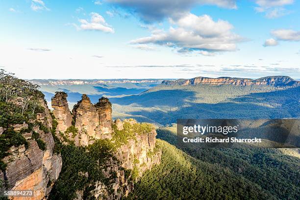 the three sisters, blue mountains, australia - blue mountains australië stockfoto's en -beelden