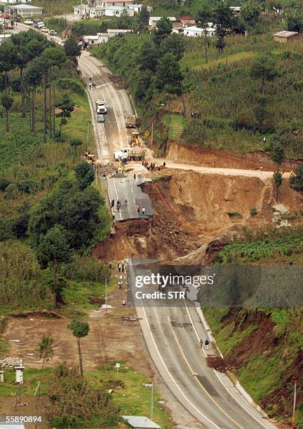 Vista aerea el 10 de octubre de 2005 del lugar donde estuviera el puente Nahula,158 km al oeste de ciudad de Guatemala, destruido por una avalancha...