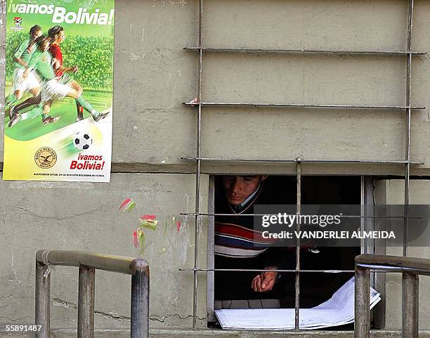 Un vendedor de entradas espera poraficionado en una de las boleterias del estadio Hernando Siles en La Paz el 07 de octubre de 2005, donde Bolivia y...