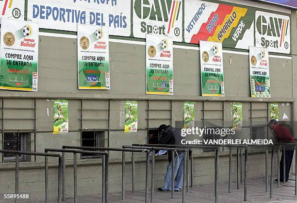 Aficionados compran sus entradas en las boleterias del estadio Hernando Siles de La Paz, el 07 de octubre de 2005, para el partido de Bolivia contra...