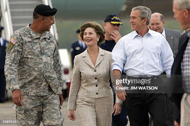 New Orleans, UNITED STATES: US President George W. Bush and First Lady Laura Bush walk Lt. General Russell Honore 10 October 2005 upon their arrival...