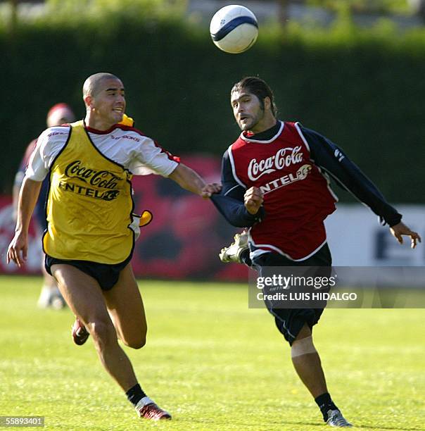 Los chilenos Jorge Acuna y Reinaldo Navia realizan una practica con el balon en Santiago el 10 de octubre de 2005. La seleccion chilena de futbol...