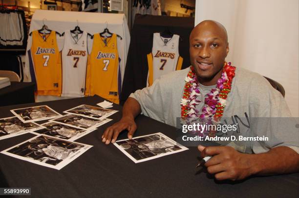 Lamar Odom of the Los Angeles Lakers poses during an autograph signing session at a Foot Locker store on October 10, 2005 in Honolulu, Hawaii. NOTE...