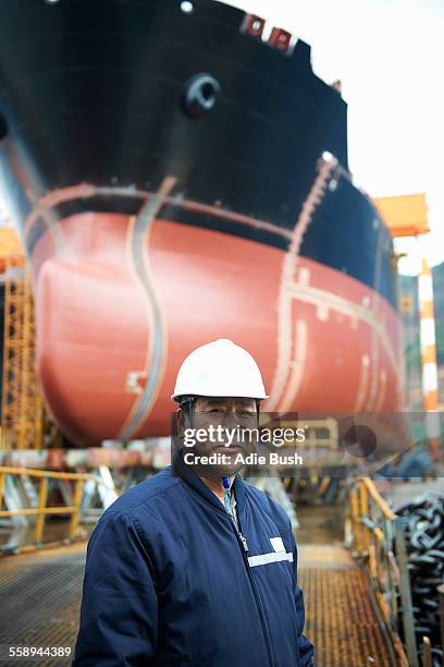 portrait of male worker at shipyard, goseong-gun, south korea - construtor de navios imagens e fotografias de stock