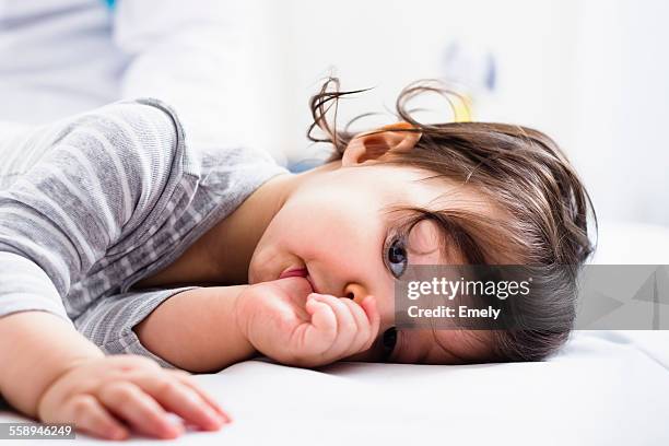 baby boy lying down, sucking thumb - chuparse el pulgar fotografías e imágenes de stock