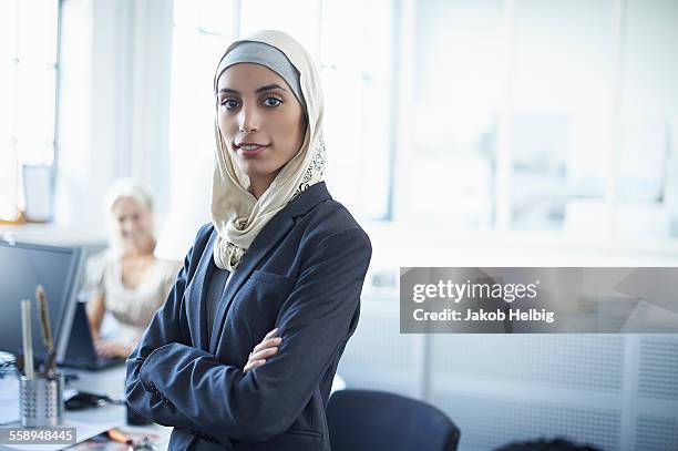 portrait of young businesswoman wearing hijab in office - hijab 個照片及圖片檔