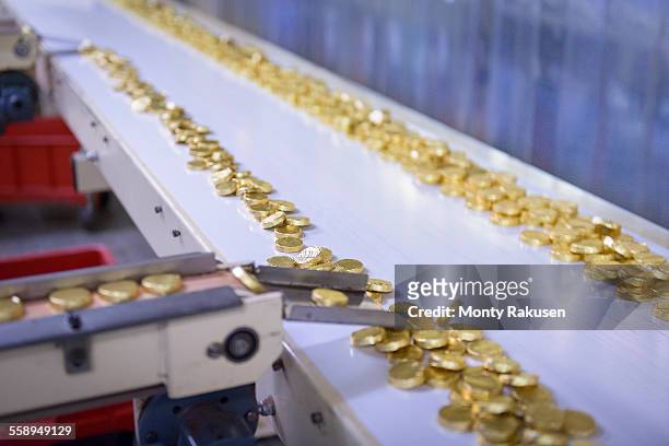 chocolates on production line in chocolate factory - candy factory stockfoto's en -beelden
