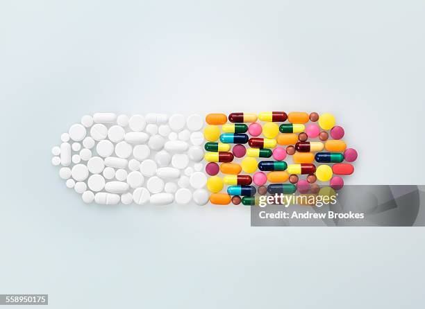assorted medical pills and tablets in shape of drug capsule - sustancia placebo fotografías e imágenes de stock