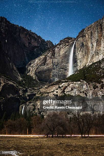 upper and lower yosemite falls at night - yosemite stockfoto's en -beelden