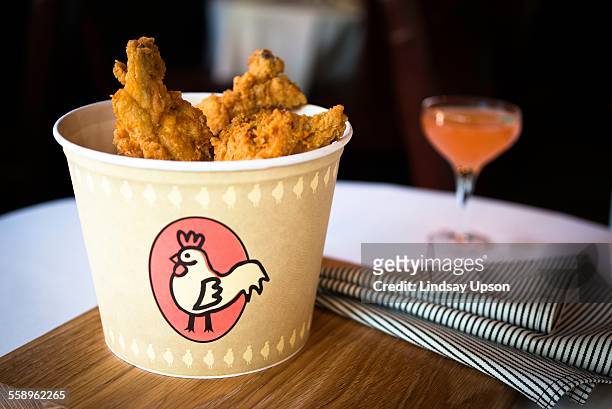 bucket of fried chicken on restaurant table - fried chicken stockfoto's en -beelden