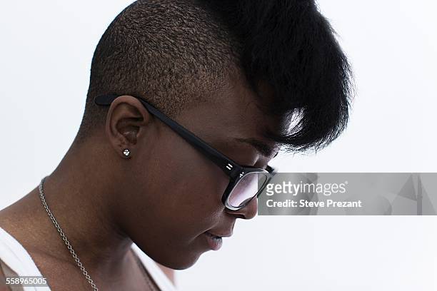 studio profile portrait of young woman with shaved head and quiff - pompadour imagens e fotografias de stock