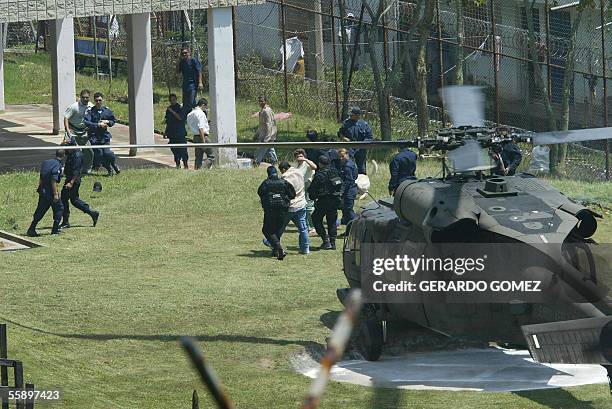 Miembros del Instituto Nacional Penitenciario conducen a Diego Murillo, alias "Don Berna" o "Adolfo Paz", negociador de las Autodefensas Unidas de...