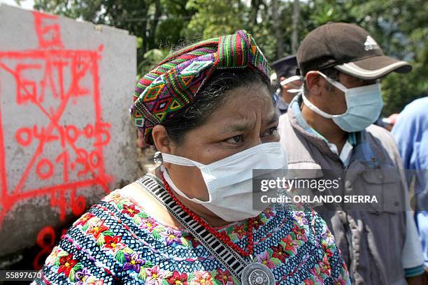 La Premio Nobel de la Paz 1993, Rigoberta Menchu, usando una mascarilla, recorre el canton Panabaj, municipio de Santiago Atitlan, Guatemala, el 11...