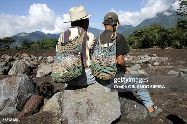 Dos indigenas observan el lugar donde estuvo el canton Panabaj, Santiago Atitlan, Guatemala, el 11 de Octubre de 2005. Al menos 1.400 personas se...