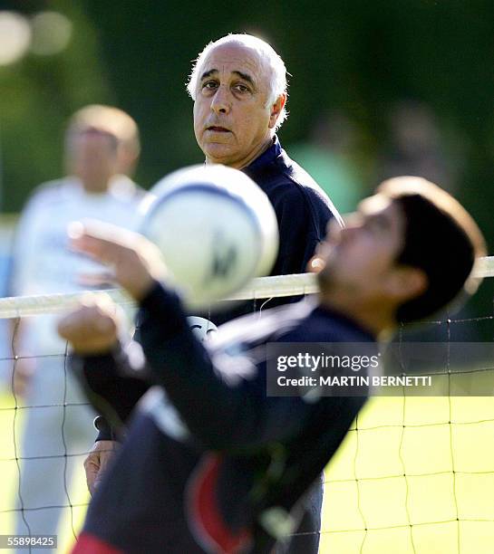 El tecnico de la seleccion chilena de futbol Nelson Acosta dirige una practica en Santiago el 11 de octubre de 2005. Chile enfrentara el miercoles a...