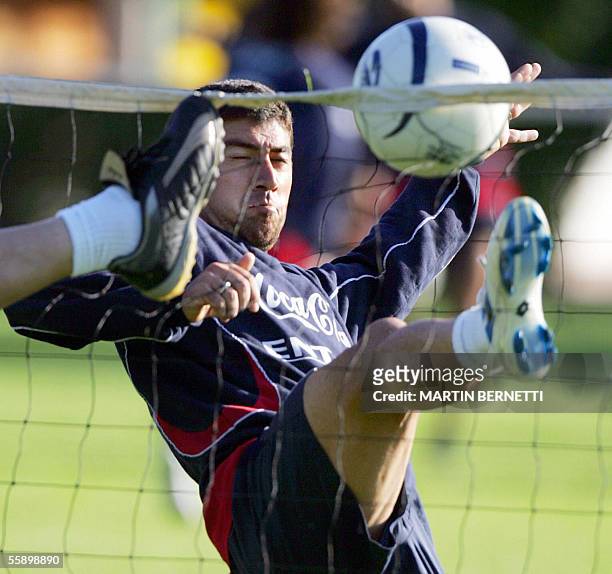 El chileno David Pizzaro disputa el bal durante una practica en Santiago el 11 de octubre de 2005. Chile enfrentara el miercoles a Ecuador por las...