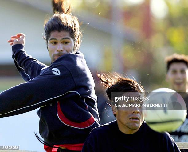 Los chilenos Reinaldo Navia y Rodrigo Melendez disputan el balon durante una practica en Santiago el 11 de octubre de 2005. Chile enfrentara el...