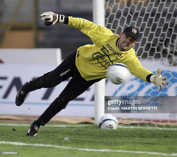 El arquero de la seleccion de Ecuador Edwin Villafuerte se ejercita durante una practica en Santiago el 11 de octubre de 2005. Ecuador enfrentara el...