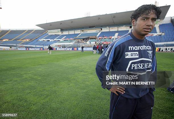 El jugador ecuatoriano Franklin Salas, durante el reconocimiento de cancha del estadio nacional en Santiago el 11 de octubre de 2005. Ecuador...