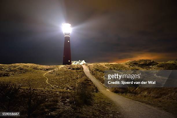 schiermonnikoog isle lighthouse at night - sjoerd van der wal stock pictures, royalty-free photos & images