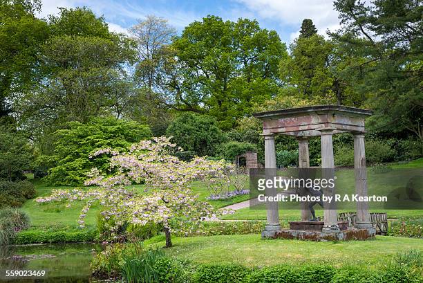 the temple garden, cholmondeley castle, cheshire - cheshire stock-fotos und bilder