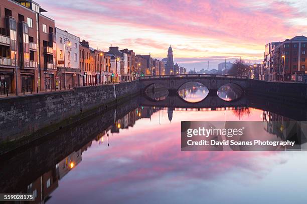 dublin city at dawn - dublino irlanda foto e immagini stock