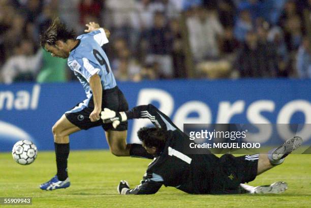 Argentina's goalkeeper Roberto Abbondanzieri tries to stop Uruguayan Alvaro Recoba, during their last South American FIFA World Cup Germany 2006...