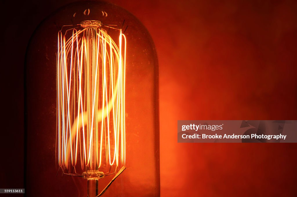 Nostalgic thread light bulb