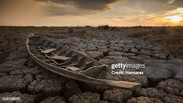 old boat - dry fotografías e imágenes de stock