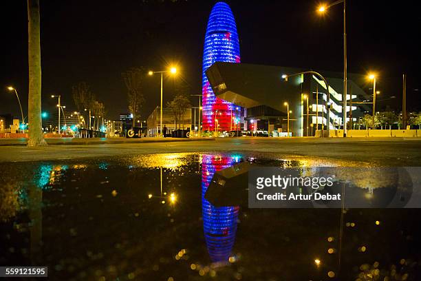 barcelona agbar tower illuminated at night - leuchtgeschoss stock-fotos und bilder