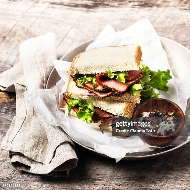 roast beef sandwiches with lettuce - arrosto di manzo foto e immagini stock