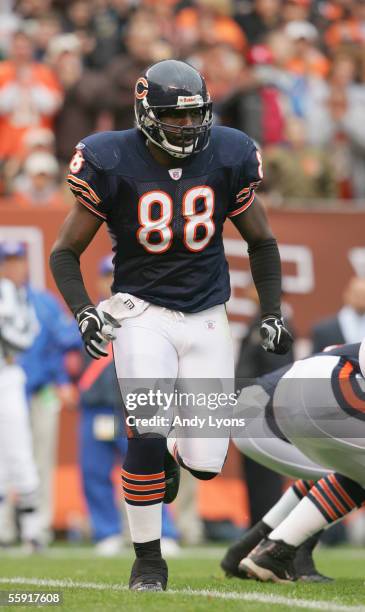 Tight end Desmond Clark of the Chicago Bears goes in motion against the Cleveland Browns at Cleveland Browns Stadium on October 9, 2005 in Cleveland,...